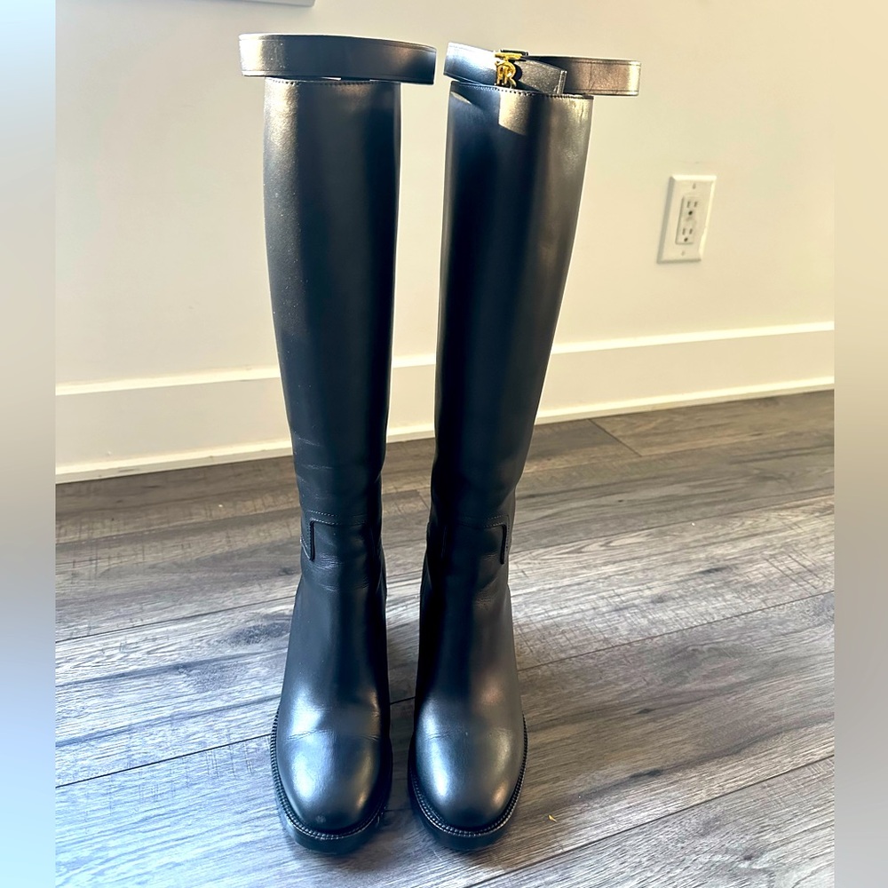 Brand Burberry boots worn once size 37. Lamb leather in perfect condition